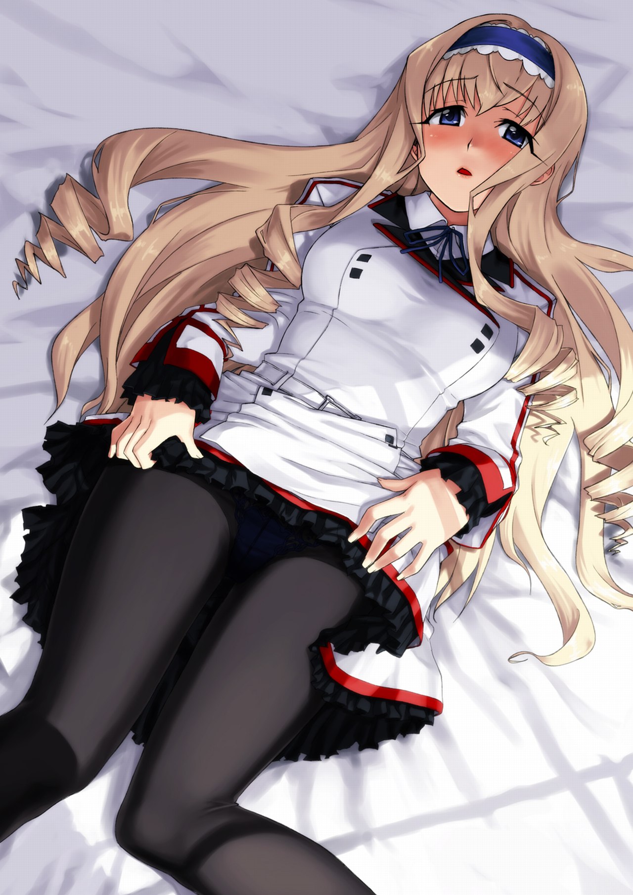 аниме картинка девушка лежит на кровати cecilia alcott